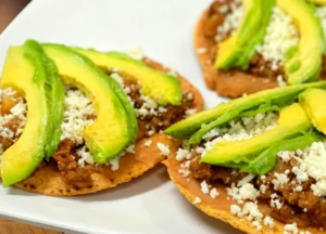 Tostaditas de Picadillo y Aguacate